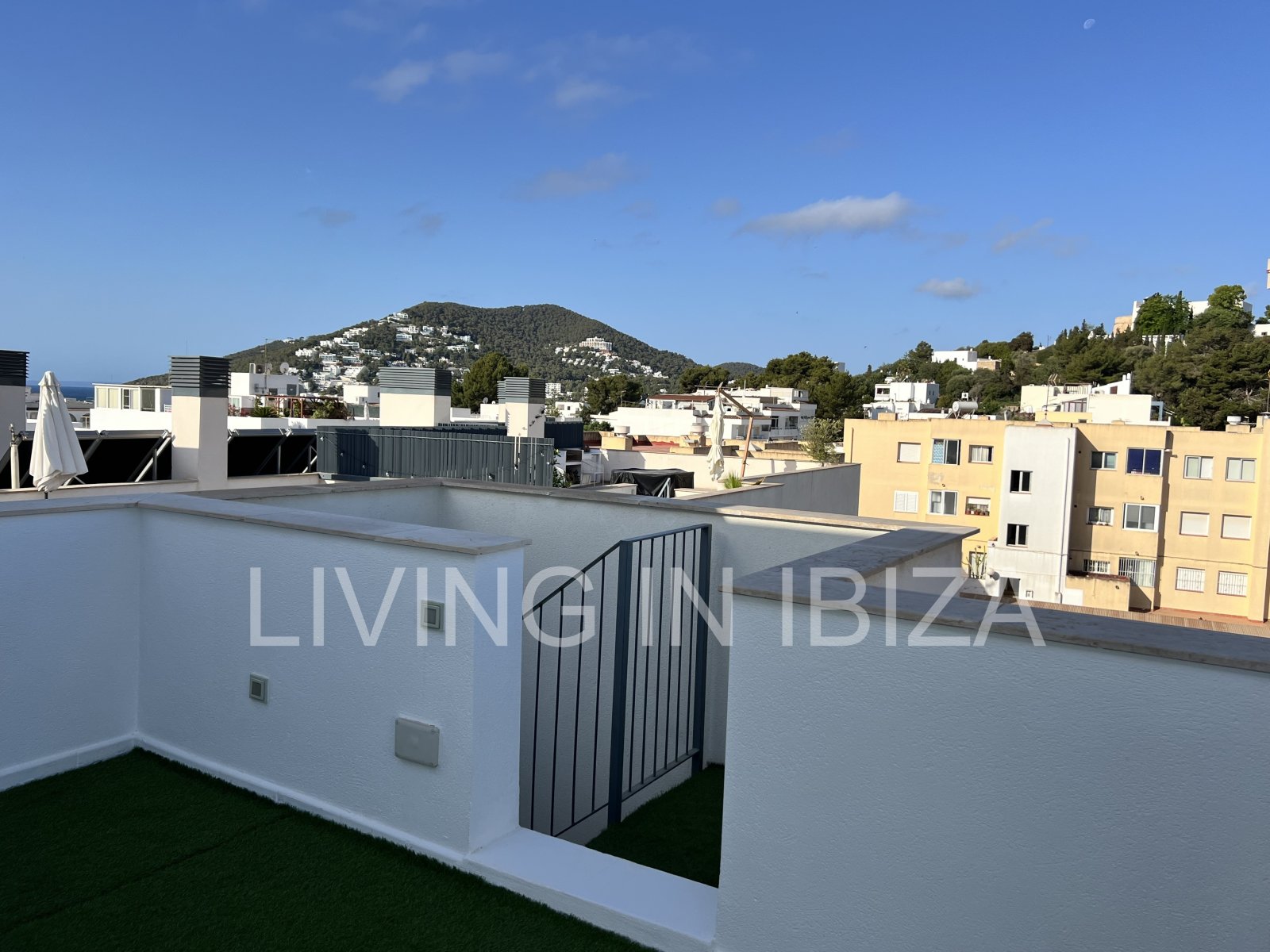 Can Buddha es un atractivo y moderno ático nuevo a estrenar sin amueblar en urbanización de lujo en la ciudad de Santa Eulalia del Río