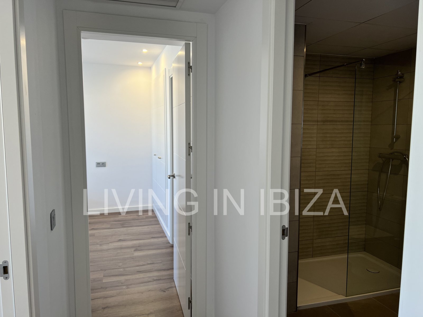 Can Buddha es un atractivo y moderno ático nuevo a estrenar sin amueblar en urbanización de lujo en la ciudad de Santa Eulalia del Río