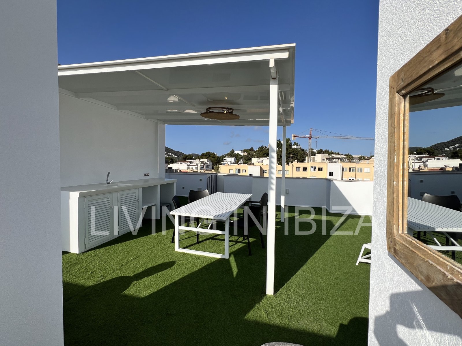 Can Buddha es un atractivo y moderno ático nuevo a estrenar sin amueblar en urbanización de lujo en la ciudad de Santa Eulalia del Río