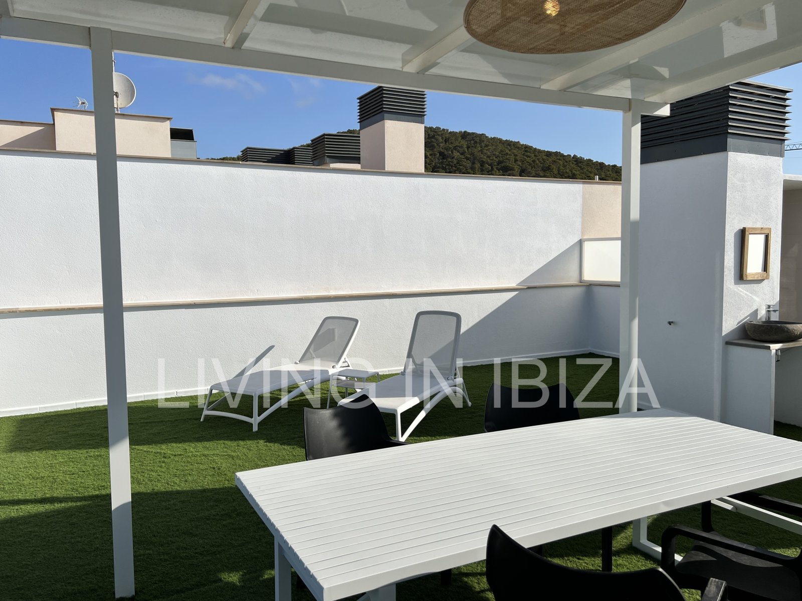 Can Buddha es un atractivo y moderno ático nuevo a estrenar sin amueblar en urbanización de lujo en la ciudad de Santa Eulalia del Río