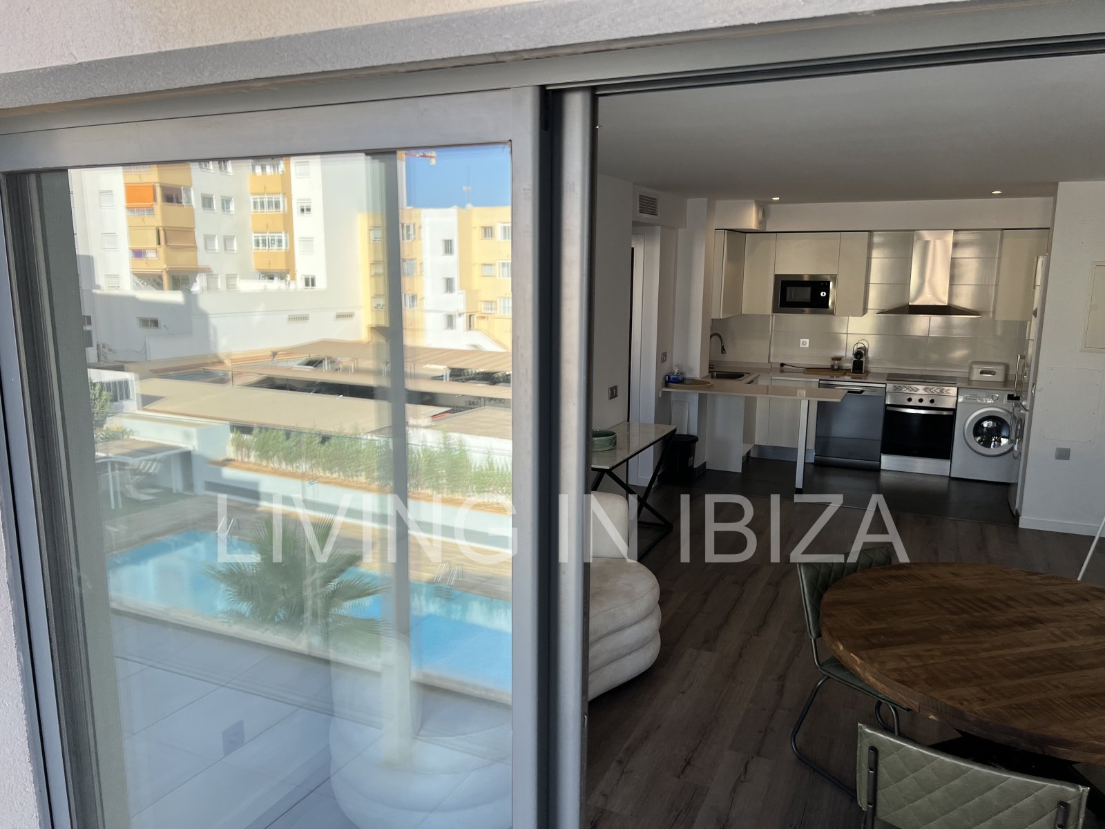 Can Buddha es un atractivo y moderno ático nuevo a estrenar sin amueblar en urbanización de lujo en la ciudad de Santa Eulalia del Río