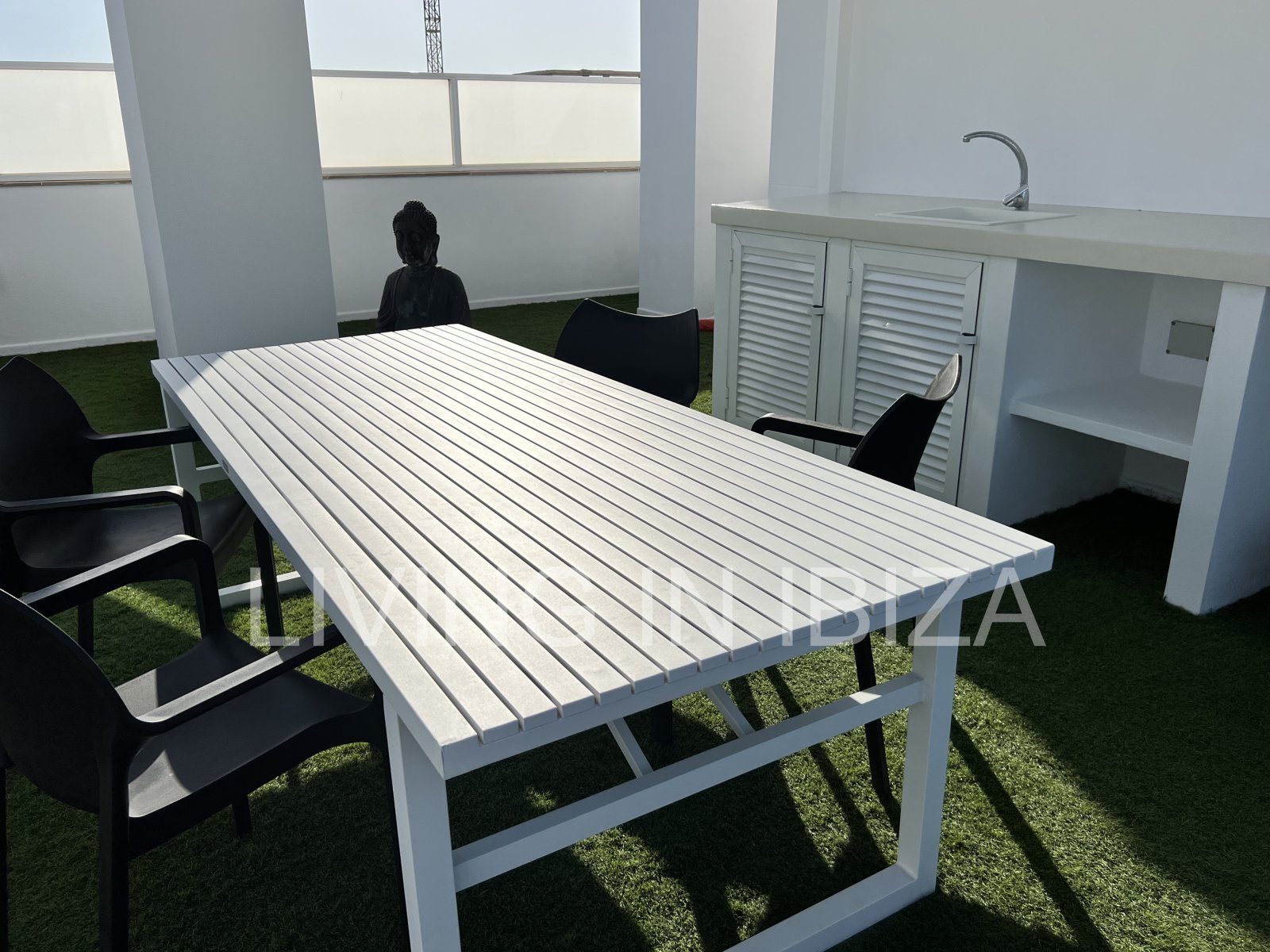 Can Buddha es un atractivo y moderno ático nuevo a estrenar sin amueblar en urbanización de lujo en la ciudad de Santa Eulalia del Río