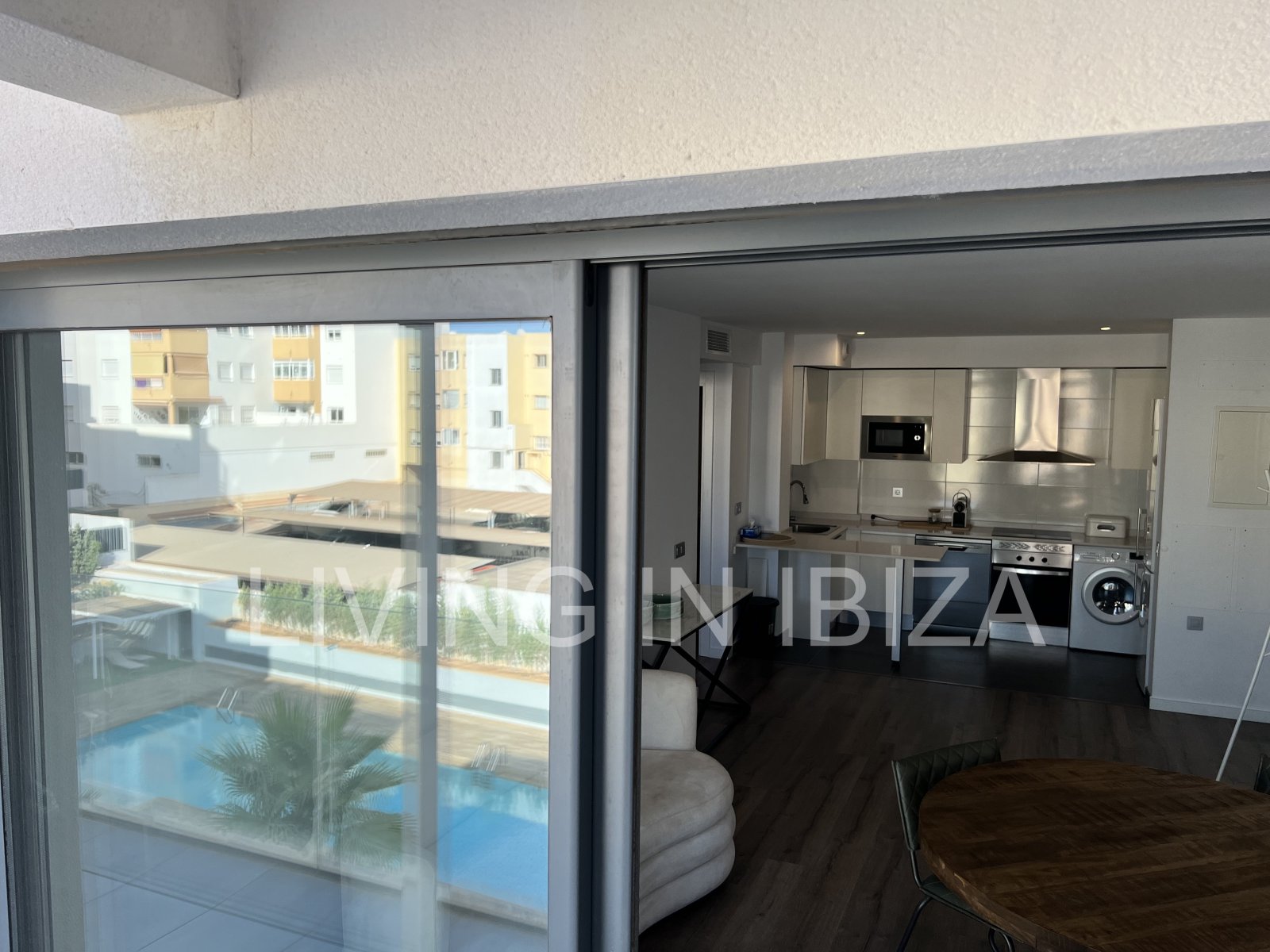 Can Buddha es un atractivo y moderno ático nuevo a estrenar sin amueblar en urbanización de lujo en la ciudad de Santa Eulalia del Río