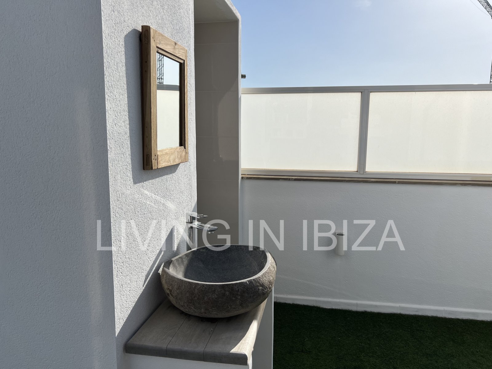 Can Buddha es un atractivo y moderno ático nuevo a estrenar sin amueblar en urbanización de lujo en la ciudad de Santa Eulalia del Río