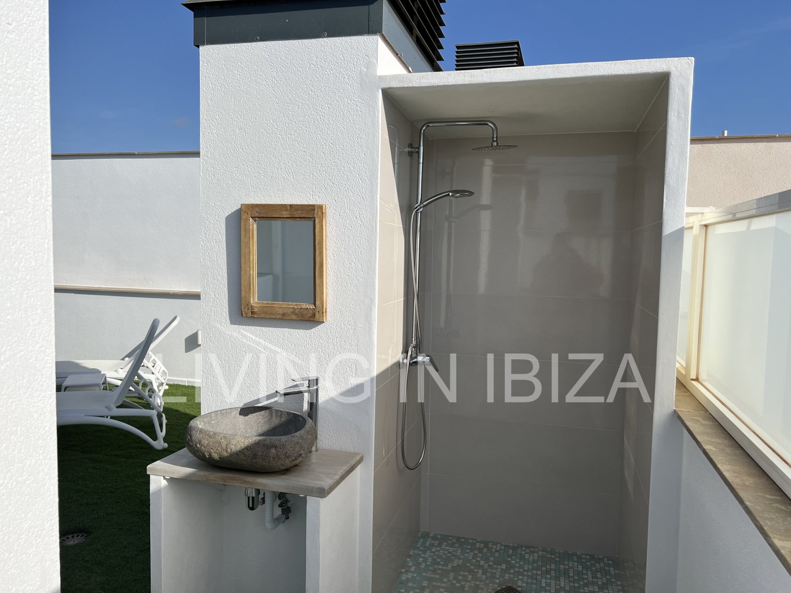 Can Buddha es un atractivo y moderno ático nuevo a estrenar sin amueblar en urbanización de lujo en la ciudad de Santa Eulalia del Río