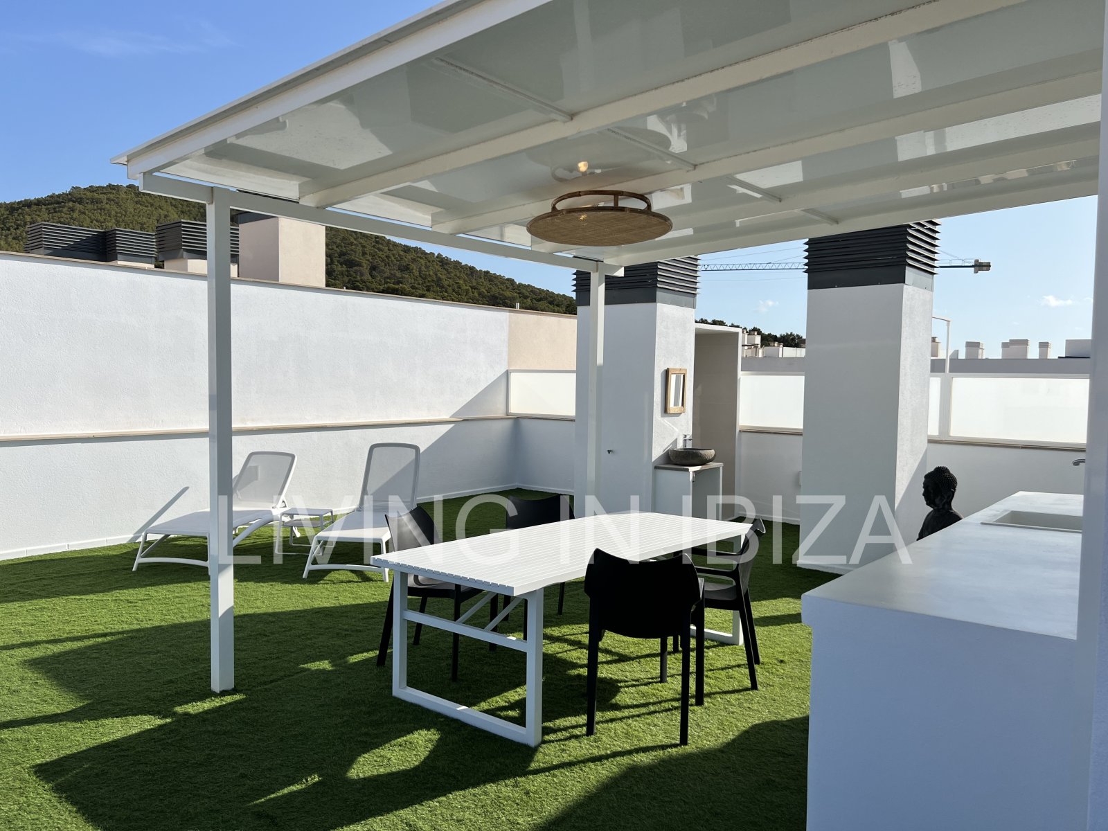 Can Buddha es un atractivo y moderno ático nuevo a estrenar sin amueblar en urbanización de lujo en la ciudad de Santa Eulalia del Río