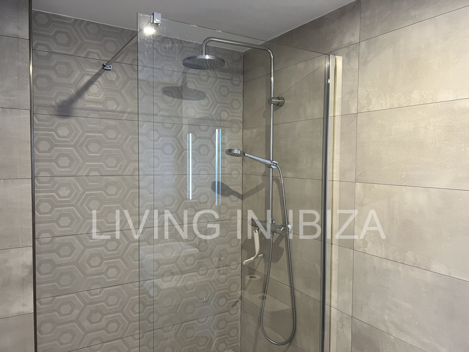 Can Buddha es un atractivo y moderno ático nuevo a estrenar sin amueblar en urbanización de lujo en la ciudad de Santa Eulalia del Río