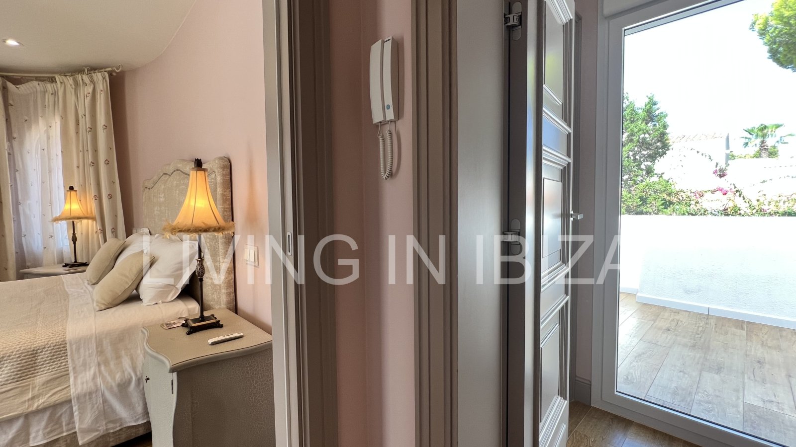 Villa Ibiza Sun, en alquiler a corto plazo. Esta atractiva y acogedora casa se encuentra en Cala Llenya, Ibiza, a pocos minutos a pie de la playa.