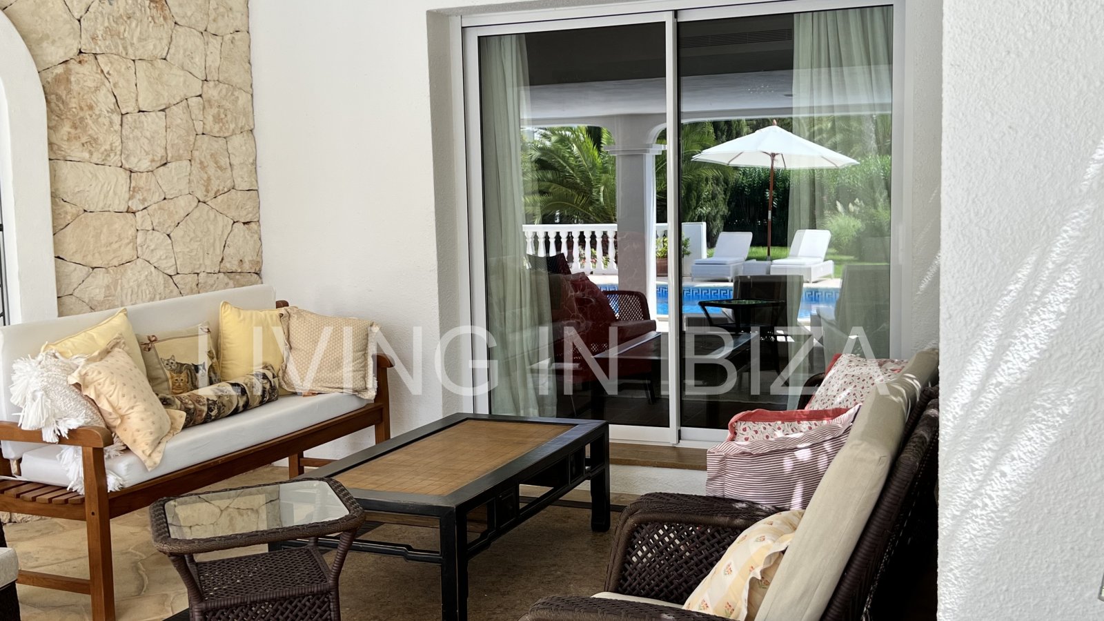 Villa Ibiza Sun, en alquiler a corto plazo. Esta atractiva y acogedora casa se encuentra en Cala Llenya, Ibiza, a pocos minutos a pie de la playa.