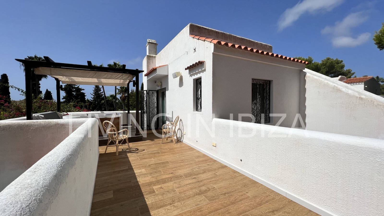 Villa Ibiza Sun, en alquiler a corto plazo. Esta atractiva y acogedora casa se encuentra en Cala Llenya, Ibiza, a pocos minutos a pie de la playa.
