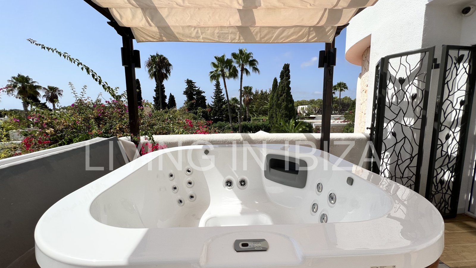 Villa Ibiza Sun, en alquiler a corto plazo. Esta atractiva y acogedora casa se encuentra en Cala Llenya, Ibiza, a pocos minutos a pie de la playa.