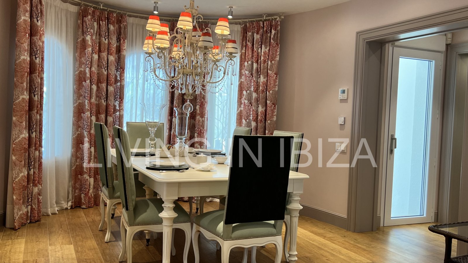 Villa Ibiza Sun, en alquiler a corto plazo. Esta atractiva y acogedora casa se encuentra en Cala Llenya, Ibiza, a pocos minutos a pie de la playa.