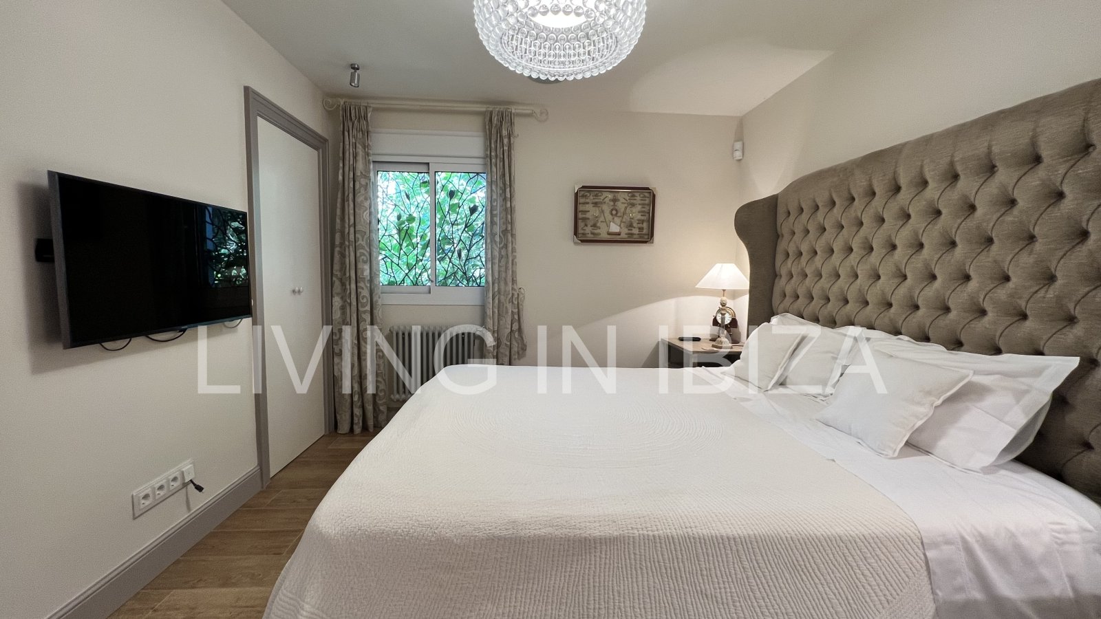 Villa Ibiza Sun, en alquiler a corto plazo. Esta atractiva y acogedora casa se encuentra en Cala Llenya, Ibiza, a pocos minutos a pie de la playa.