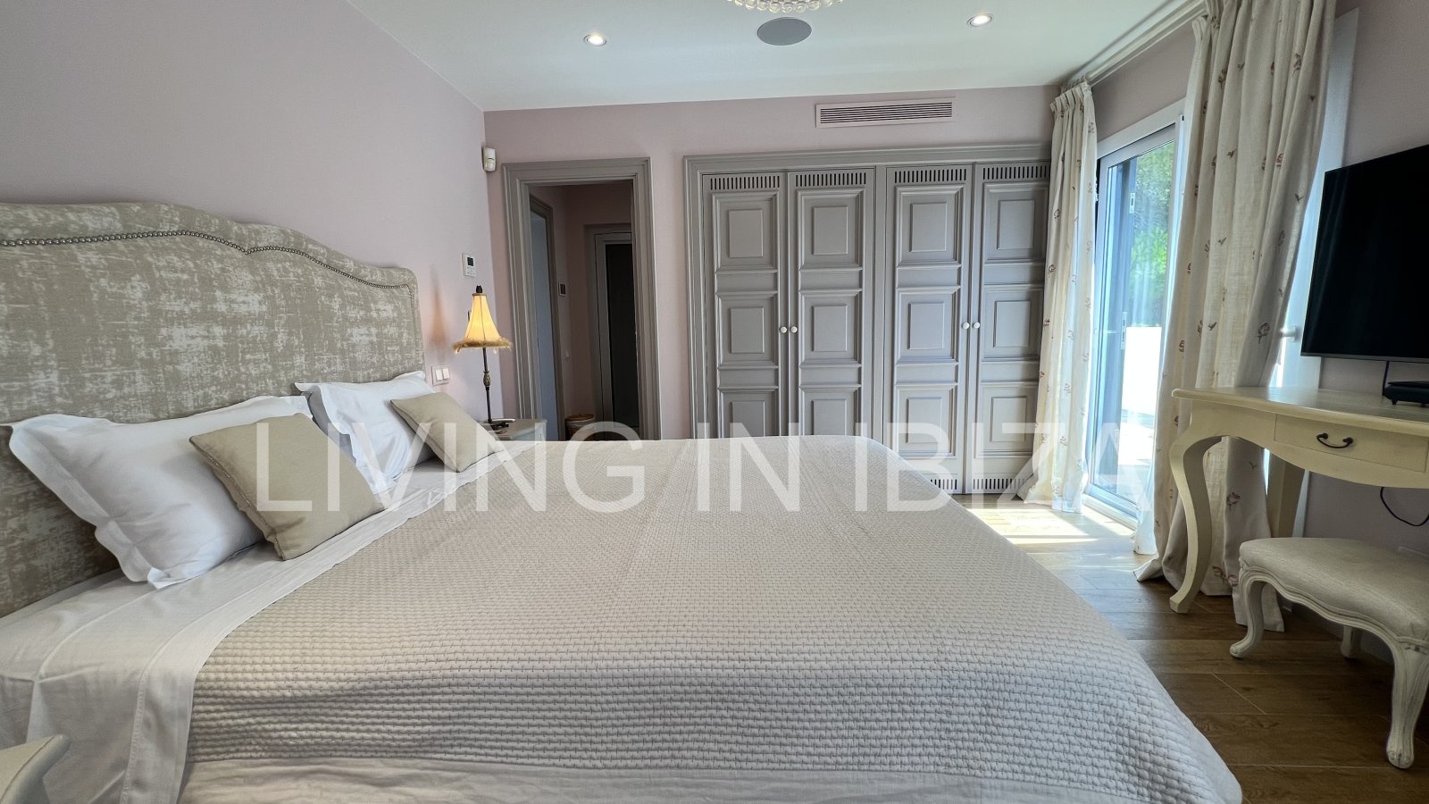 Villa Ibiza Sun, en alquiler a corto plazo. Esta atractiva y acogedora casa se encuentra en Cala Llenya, Ibiza, a pocos minutos a pie de la playa.