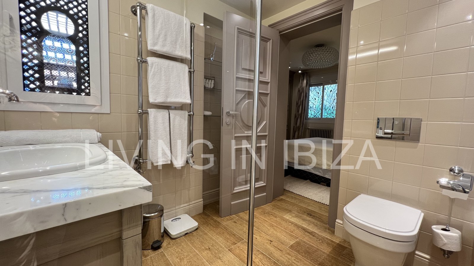 Villa Ibiza Sun, en alquiler a corto plazo. Esta atractiva y acogedora casa se encuentra en Cala Llenya, Ibiza, a pocos minutos a pie de la playa.