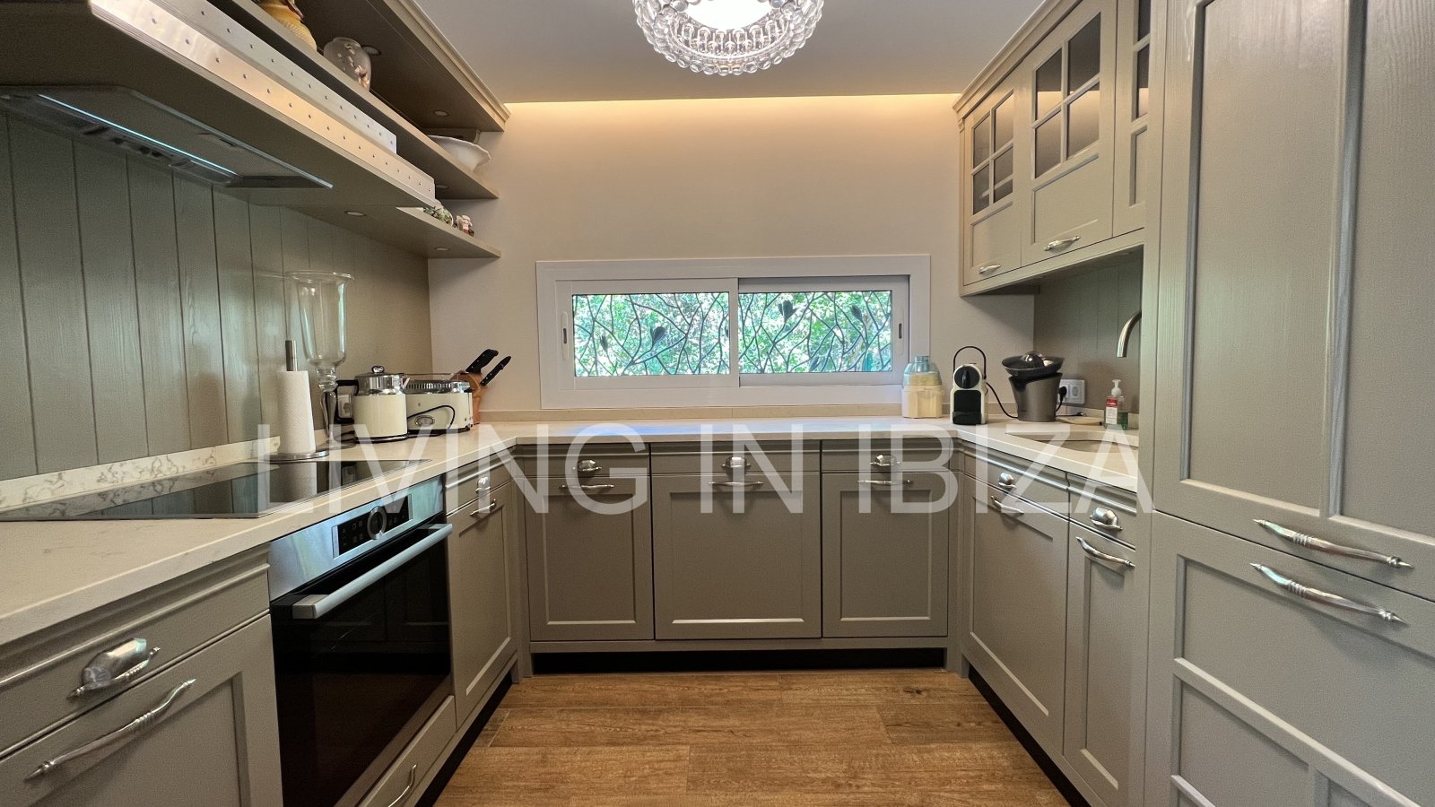 Villa Ibiza Sun, en alquiler a corto plazo. Esta atractiva y acogedora casa se encuentra en Cala Llenya, Ibiza, a pocos minutos a pie de la playa.