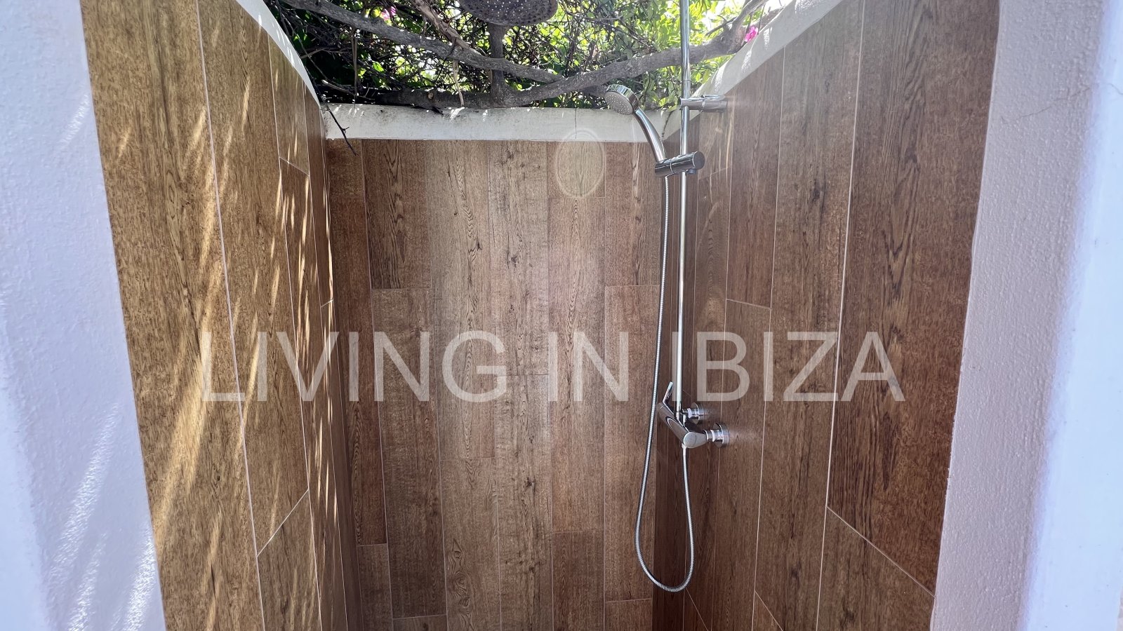 Villa Ibiza Sun, en alquiler a corto plazo. Esta atractiva y acogedora casa se encuentra en Cala Llenya, Ibiza, a pocos minutos a pie de la playa.