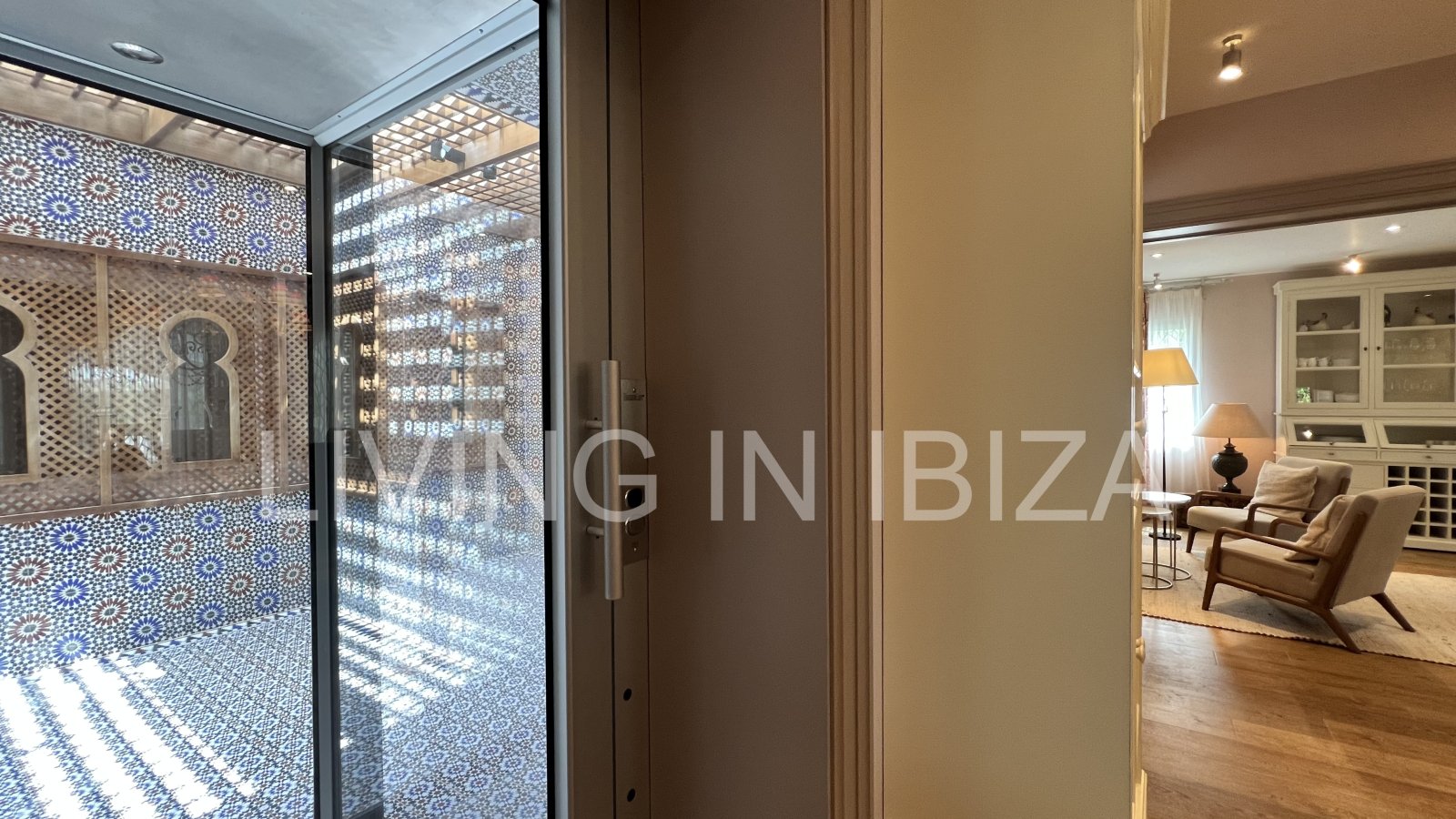 Villa Ibiza Sun, en alquiler a corto plazo. Esta atractiva y acogedora casa se encuentra en Cala Llenya, Ibiza, a pocos minutos a pie de la playa.