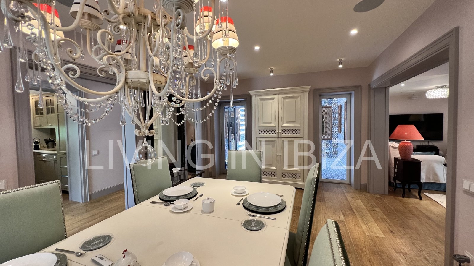 Villa Ibiza Sun, en alquiler a corto plazo. Esta atractiva y acogedora casa se encuentra en Cala Llenya, Ibiza, a pocos minutos a pie de la playa.