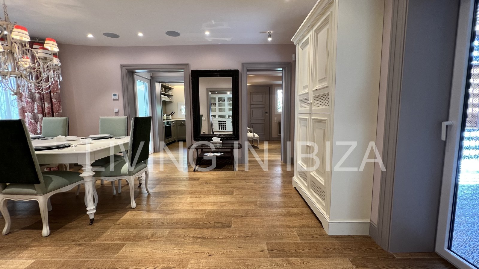 Villa Ibiza Sun, en alquiler a corto plazo. Esta atractiva y acogedora casa se encuentra en Cala Llenya, Ibiza, a pocos minutos a pie de la playa.