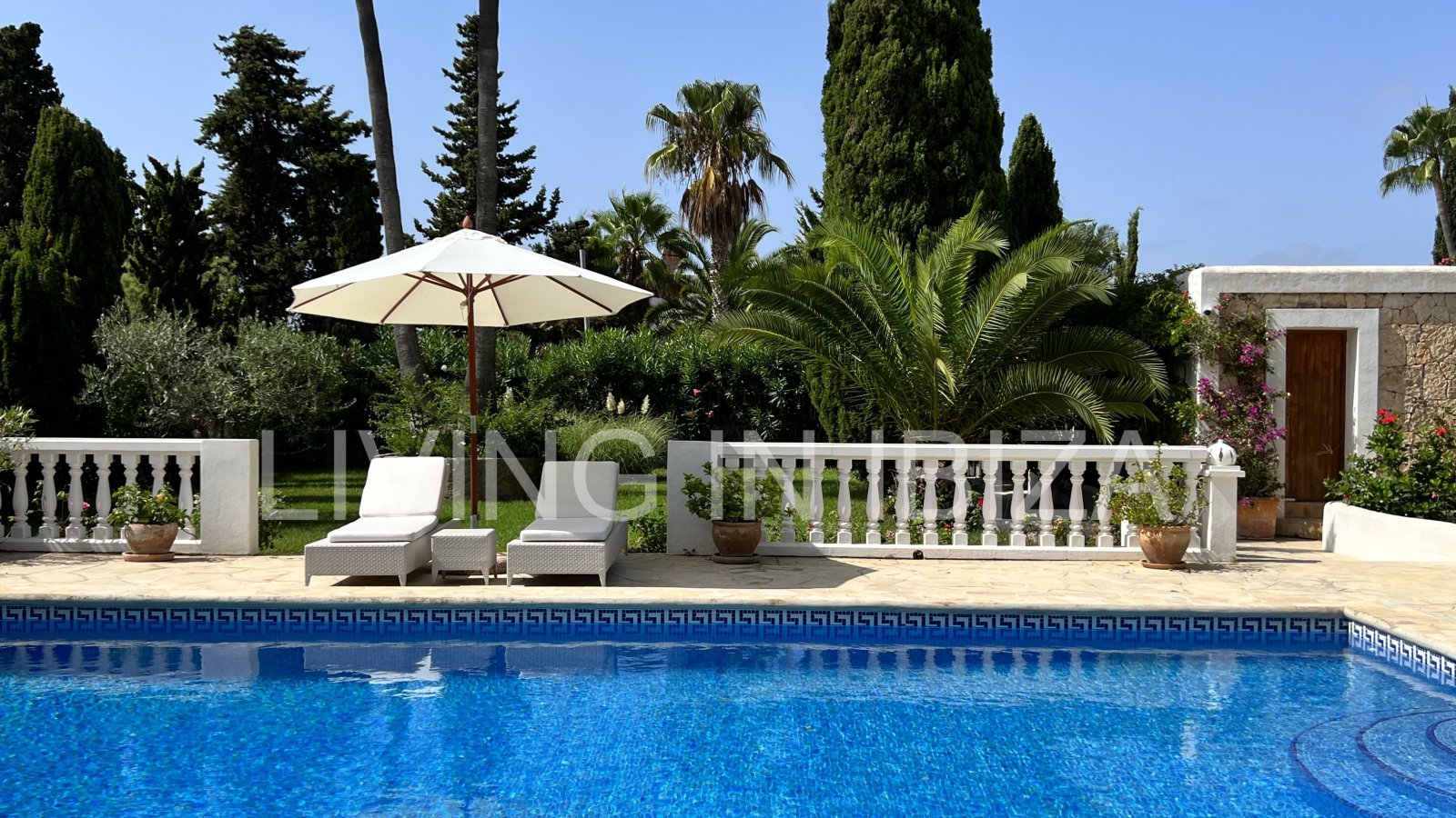 Villa Ibiza Sun, en alquiler a corto plazo. Esta atractiva y acogedora casa se encuentra en Cala Llenya, Ibiza, a pocos minutos a pie de la playa.