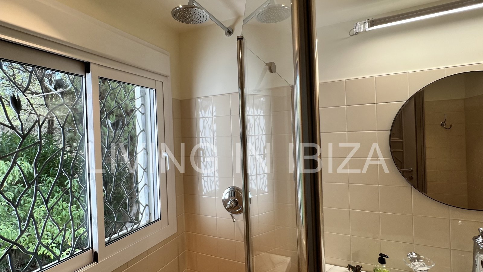 Villa Ibiza Sun, en alquiler a corto plazo. Esta atractiva y acogedora casa se encuentra en Cala Llenya, Ibiza, a pocos minutos a pie de la playa.