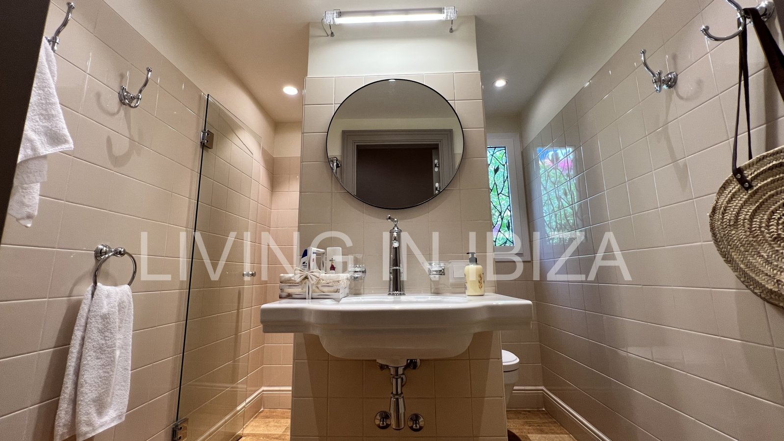 Villa Ibiza Sun, en alquiler a corto plazo. Esta atractiva y acogedora casa se encuentra en Cala Llenya, Ibiza, a pocos minutos a pie de la playa.