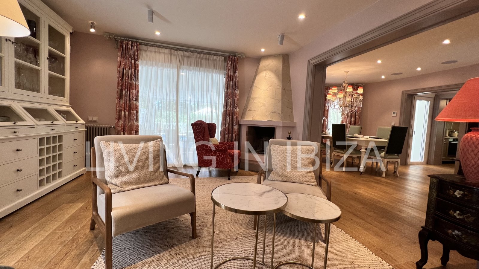 Villa Ibiza Sun, en alquiler a corto plazo. Esta atractiva y acogedora casa se encuentra en Cala Llenya, Ibiza, a pocos minutos a pie de la playa.