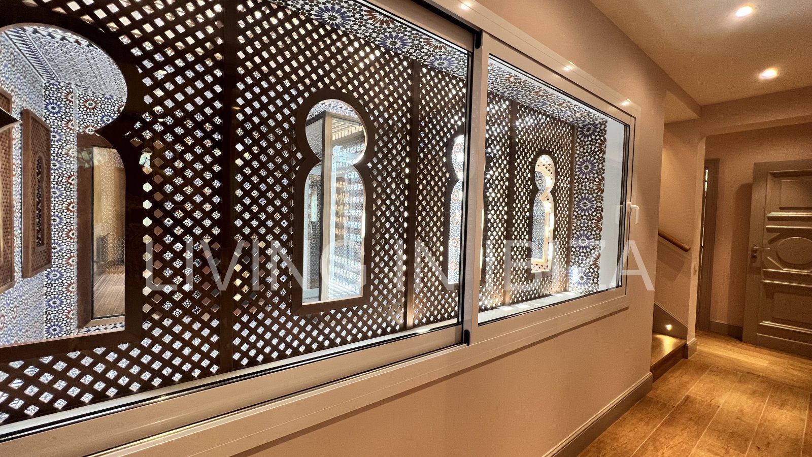 Villa Ibiza Sun, en alquiler a corto plazo. Esta atractiva y acogedora casa se encuentra en Cala Llenya, Ibiza, a pocos minutos a pie de la playa.