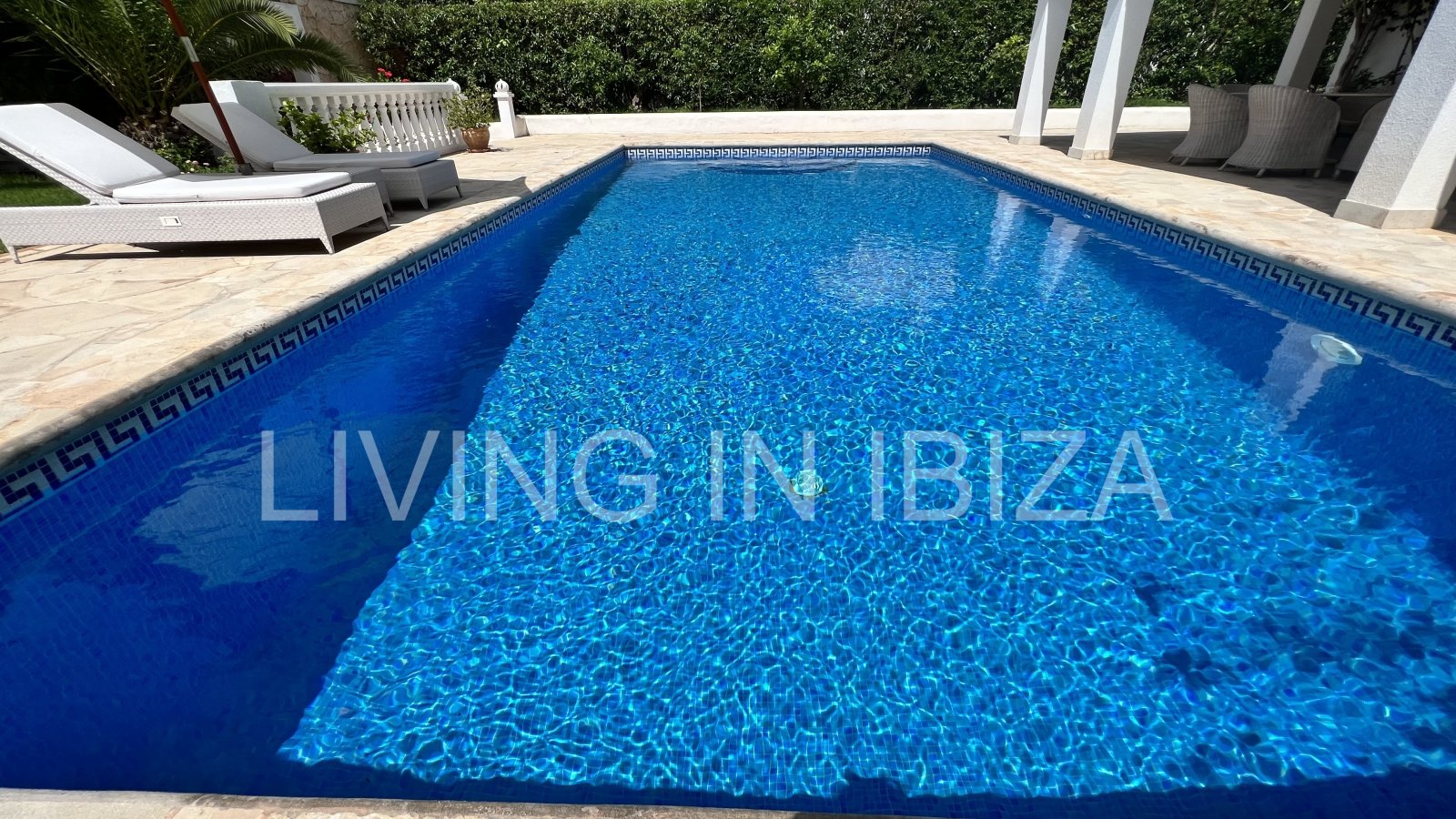 Villa Ibiza Sun, en alquiler a corto plazo. Esta atractiva y acogedora casa se encuentra en Cala Llenya, Ibiza, a pocos minutos a pie de la playa.