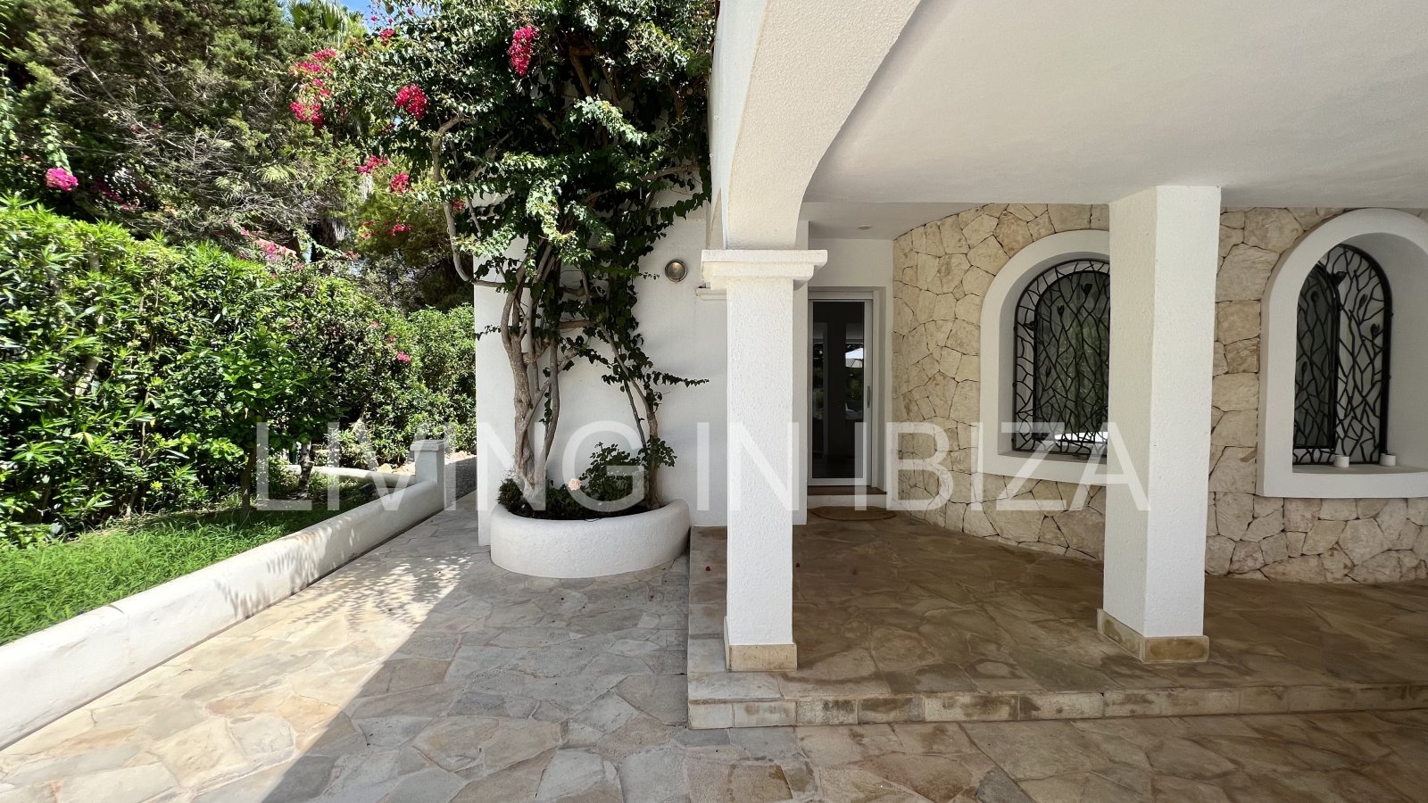 Villa Ibiza Sun, en alquiler a corto plazo. Esta atractiva y acogedora casa se encuentra en Cala Llenya, Ibiza, a pocos minutos a pie de la playa.