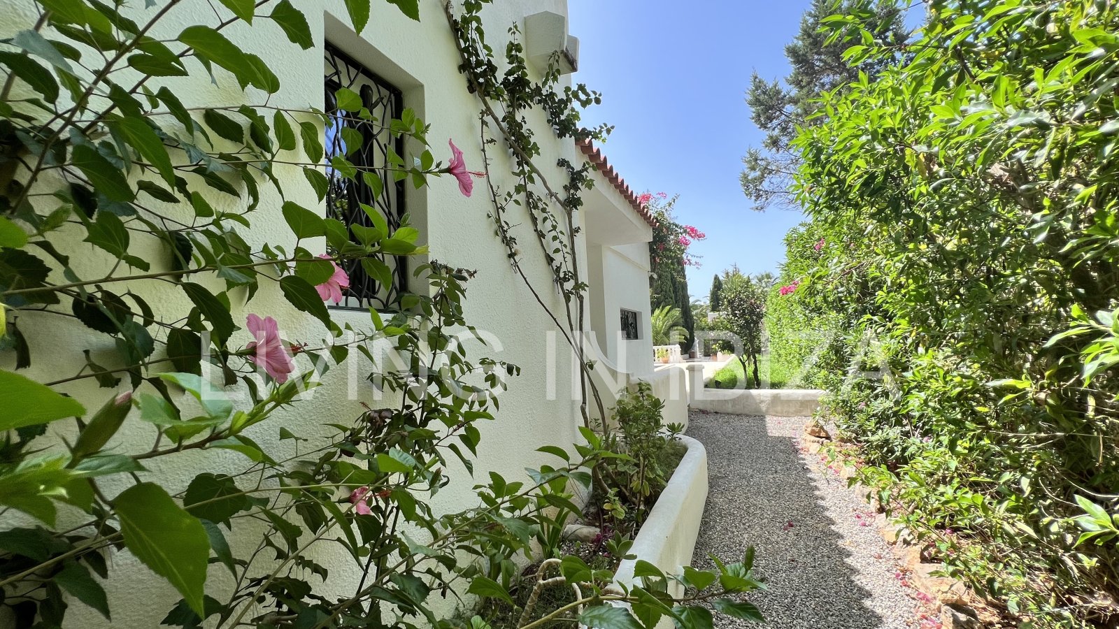 Villa Ibiza Sun, en alquiler a corto plazo. Esta atractiva y acogedora casa se encuentra en Cala Llenya, Ibiza, a pocos minutos a pie de la playa.