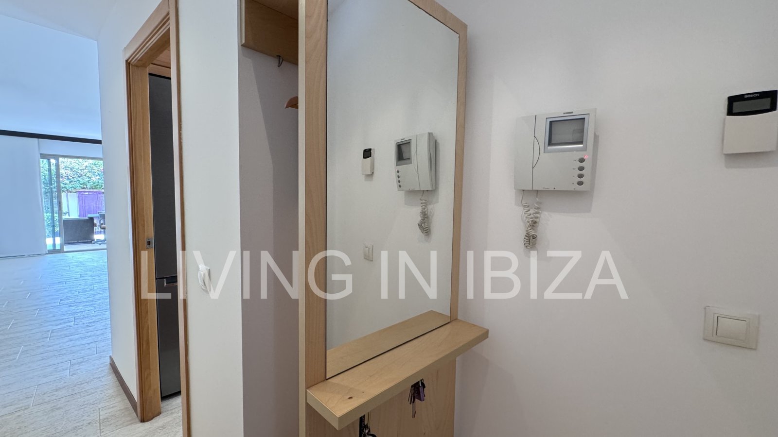 Luminoso y confortable piso bajo con piscina,garaje, cercano a la playas, en pueblo de Santa Eulalia - Ibiza en alquiler anual de larga duración