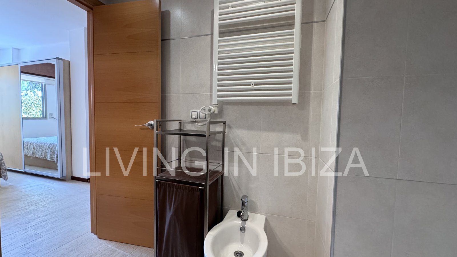 Luminoso y confortable piso bajo con piscina,garaje, cercano a la playas, en pueblo de Santa Eulalia - Ibiza en alquiler anual de larga duración