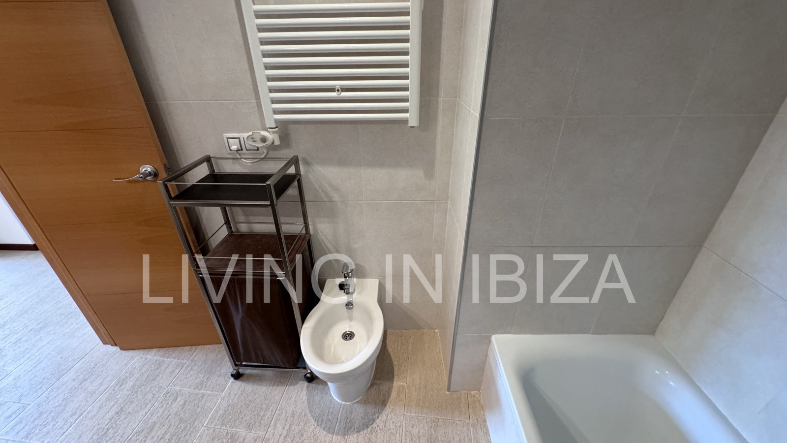 Luminoso y confortable piso bajo con piscina,garaje, cercano a la playas, en pueblo de Santa Eulalia - Ibiza en alquiler anual de larga duración