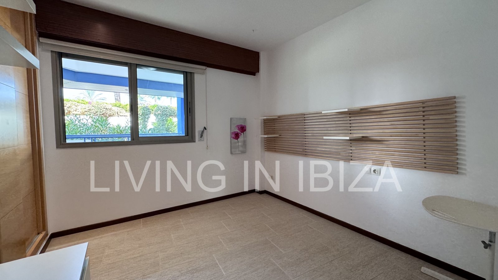 Luminoso y confortable piso bajo con piscina,garaje, cercano a la playas, en pueblo de Santa Eulalia - Ibiza en alquiler anual de larga duración