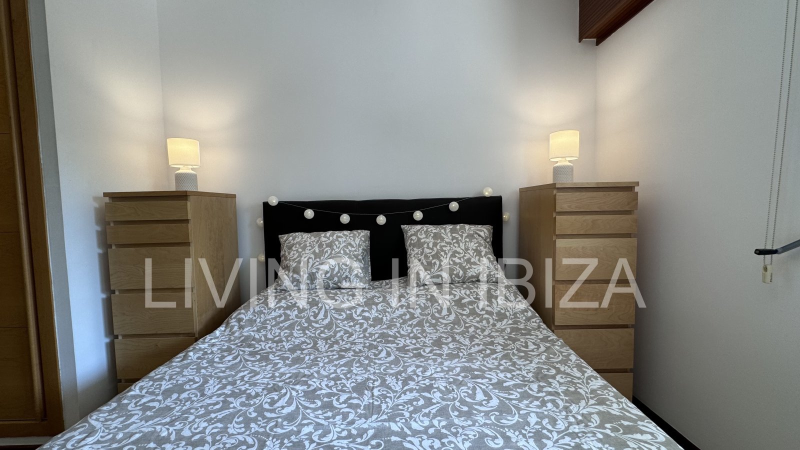 Luminoso y confortable piso bajo con piscina,garaje, cercano a la playas, en pueblo de Santa Eulalia - Ibiza en alquiler anual de larga duración