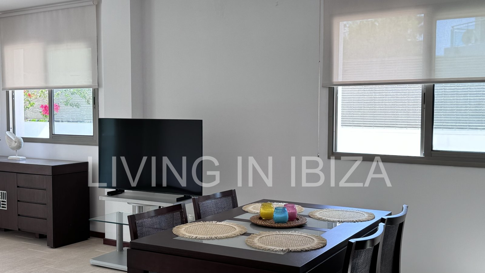 Luminoso y confortable piso bajo con piscina,garaje, cercano a la playas, en pueblo de Santa Eulalia - Ibiza en alquiler anual de larga duración