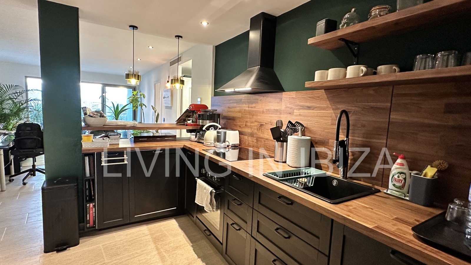 ALQUILER ANUAL / larga duración, ÁTICO JADE en Santa Eulalia del Río (Ibiza). Piscina y jardín comunitarios, plaza de aparcamiento