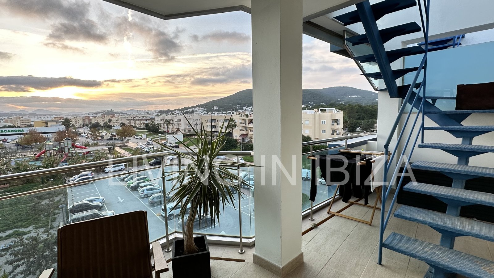 ALQUILER ANUAL / larga duración, ÁTICO JADE en Santa Eulalia del Río (Ibiza). Piscina y jardín comunitarios, plaza de aparcamiento