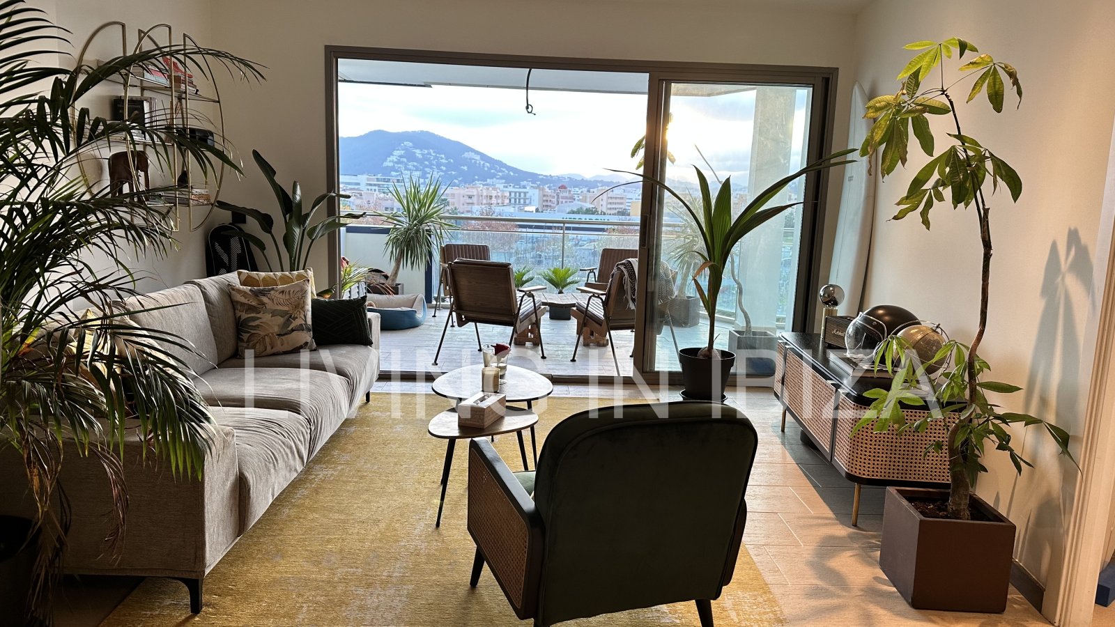 ALQUILER ANUAL / larga duración, ÁTICO JADE en Santa Eulalia del Río (Ibiza). Piscina y jardín comunitarios, plaza de aparcamiento