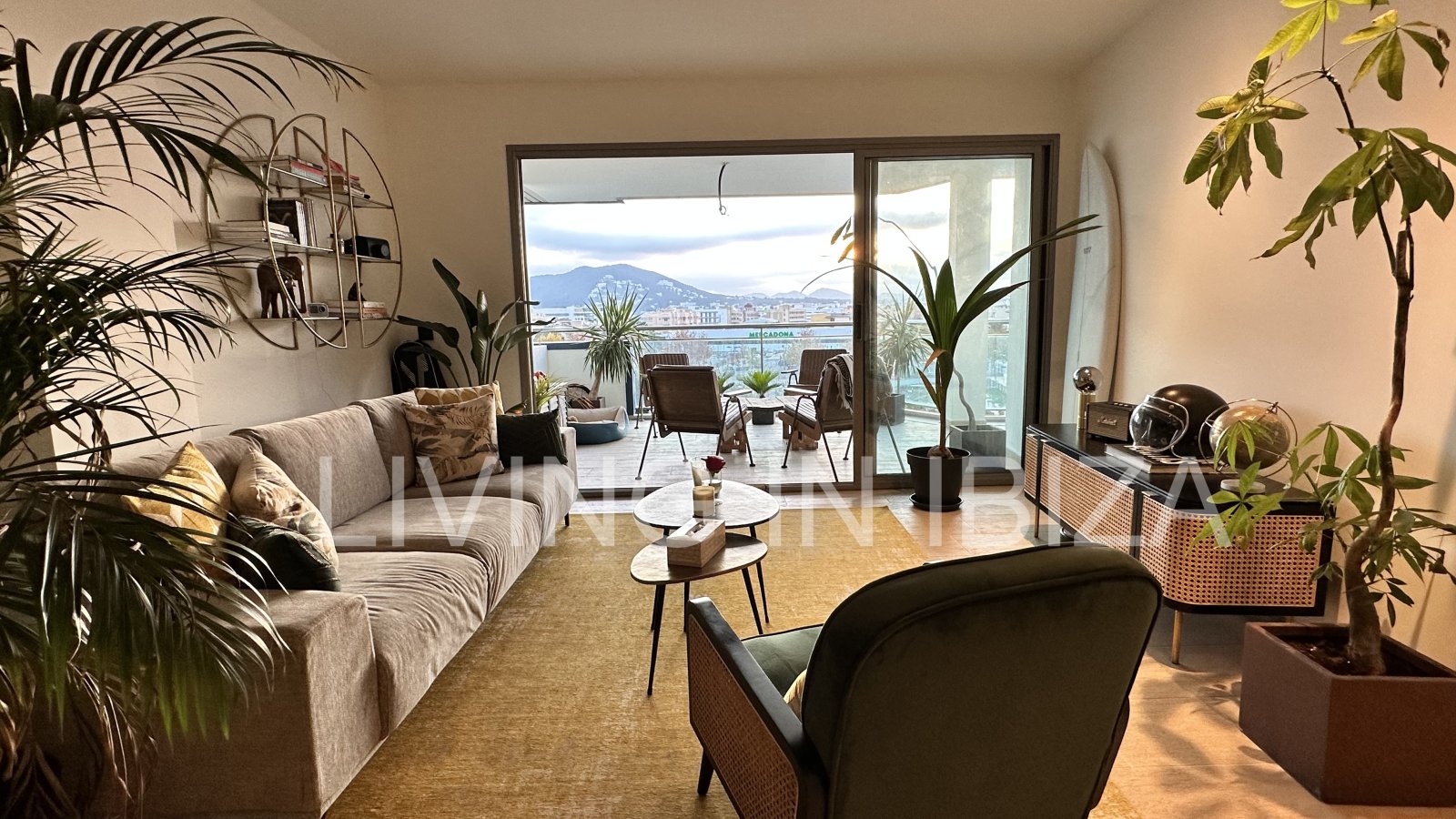 ALQUILER ANUAL / larga duración, ÁTICO JADE en Santa Eulalia del Río (Ibiza). Piscina y jardín comunitarios, plaza de aparcamiento