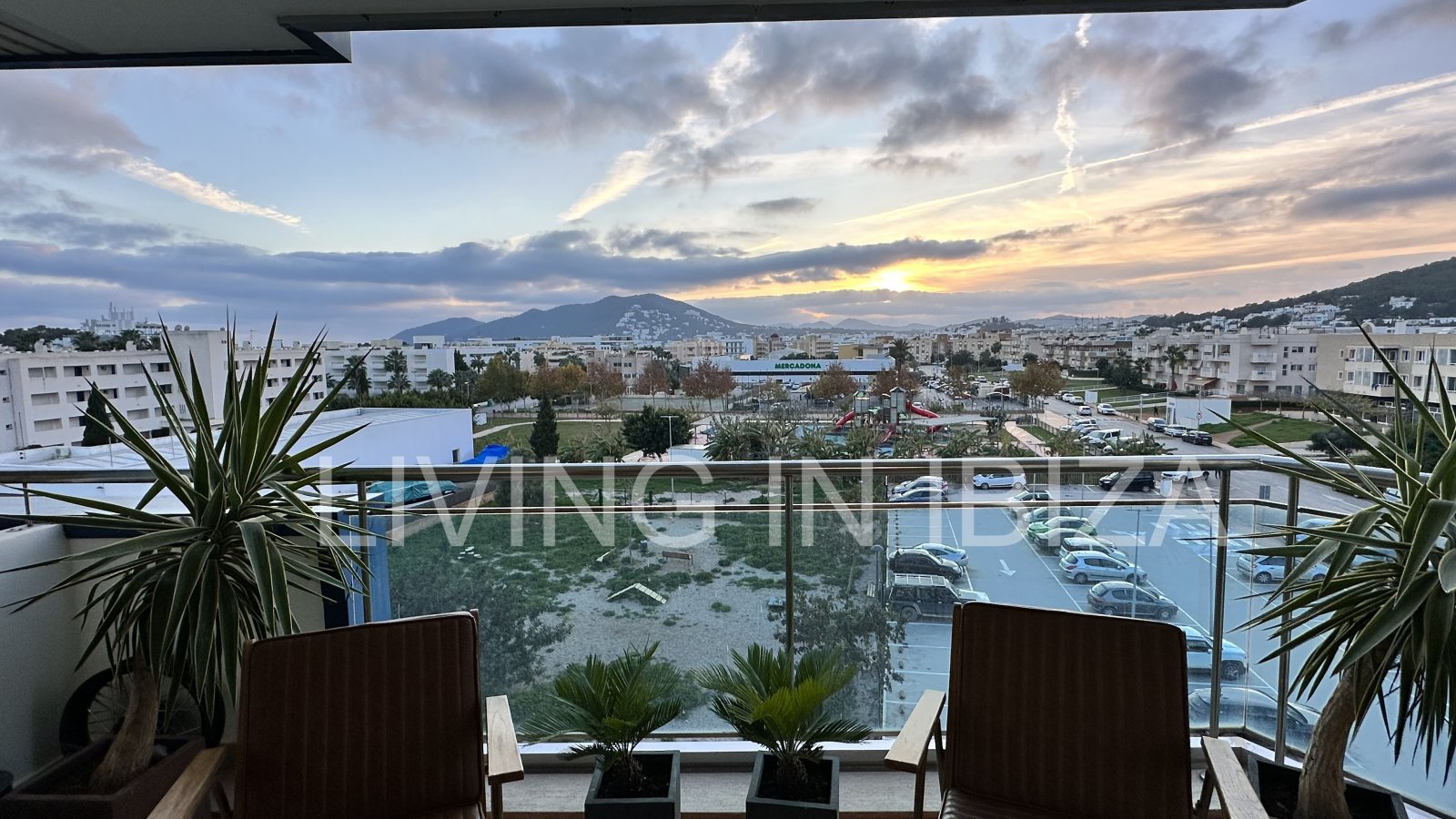 ALQUILER ANUAL / larga duración, ÁTICO JADE en Santa Eulalia del Río (Ibiza). Piscina y jardín comunitarios, plaza de aparcamiento