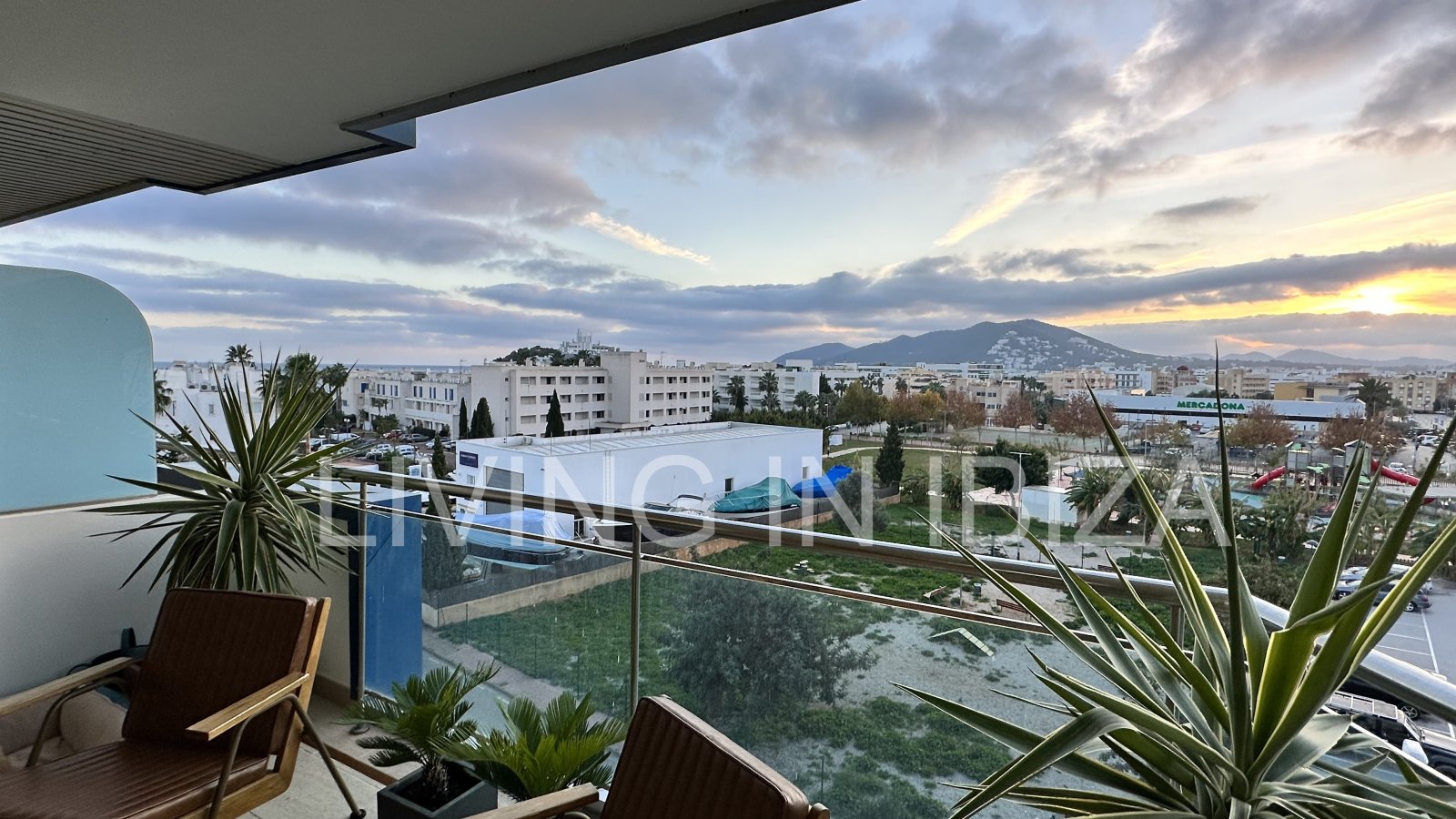 ALQUILER ANUAL / larga duración, ÁTICO JADE en Santa Eulalia del Río (Ibiza). Piscina y jardín comunitarios, plaza de aparcamiento