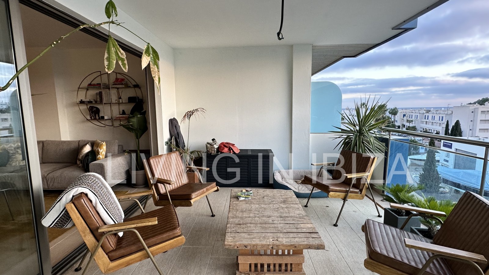 ALQUILER ANUAL / larga duración, ÁTICO JADE en Santa Eulalia del Río (Ibiza). Piscina y jardín comunitarios, plaza de aparcamiento