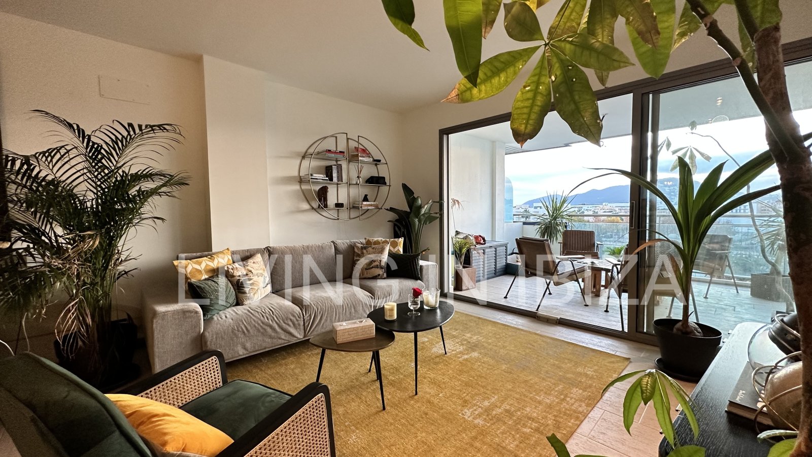 ALQUILER ANUAL / larga duración, ÁTICO JADE en Santa Eulalia del Río (Ibiza). Piscina y jardín comunitarios, plaza de aparcamiento