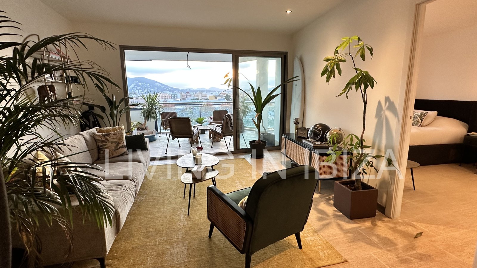 ALQUILER ANUAL / larga duración, ÁTICO JADE en Santa Eulalia del Río (Ibiza). Piscina y jardín comunitarios, plaza de aparcamiento