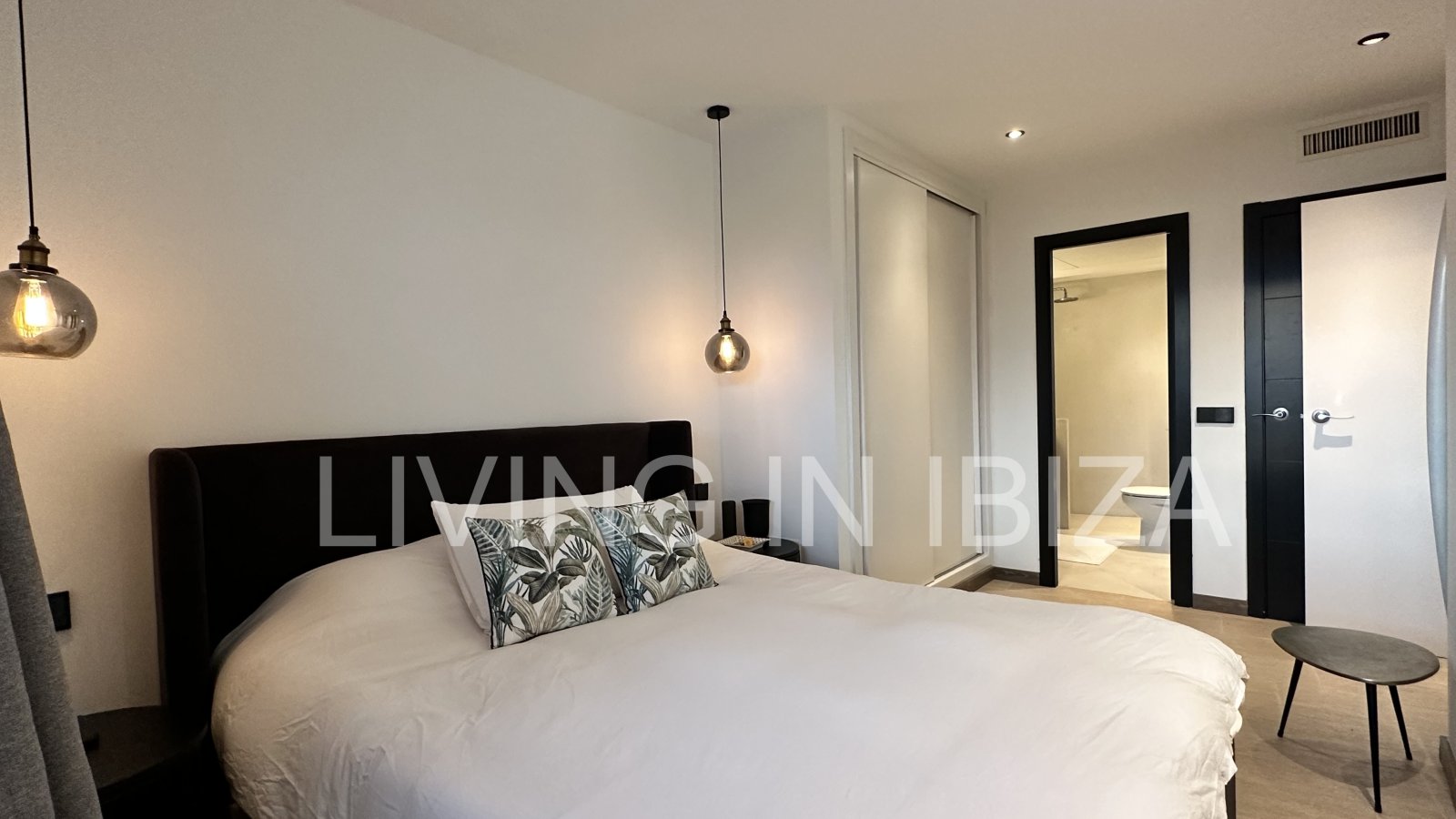 ALQUILER ANUAL / larga duración, ÁTICO JADE en Santa Eulalia del Río (Ibiza). Piscina y jardín comunitarios, plaza de aparcamiento