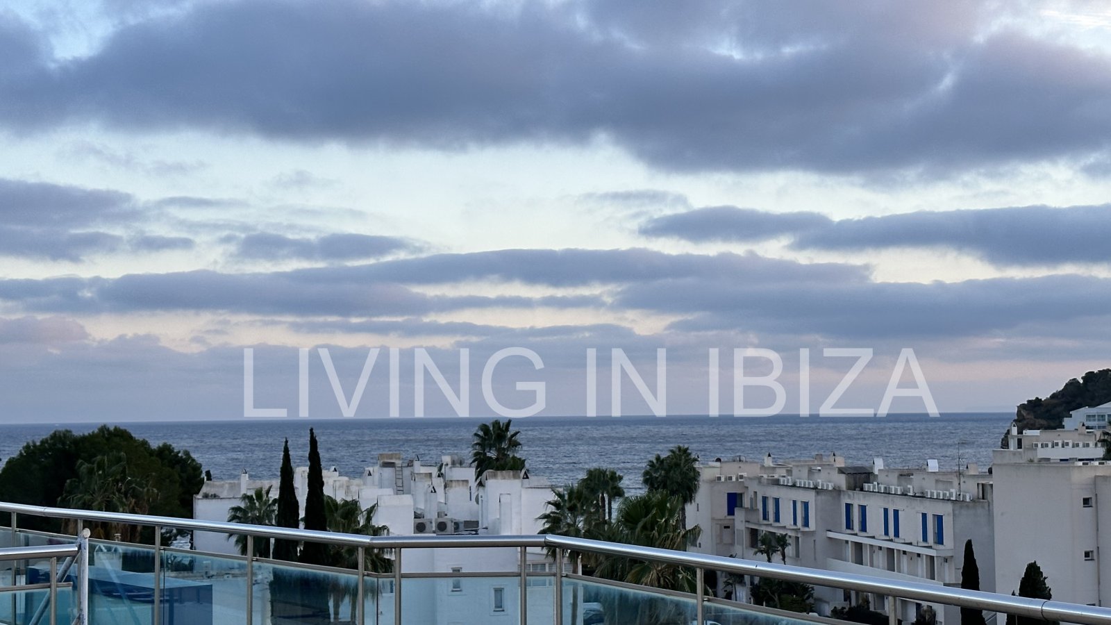 ALQUILER ANUAL / larga duración, ÁTICO JADE en Santa Eulalia del Río (Ibiza). Piscina y jardín comunitarios, plaza de aparcamiento