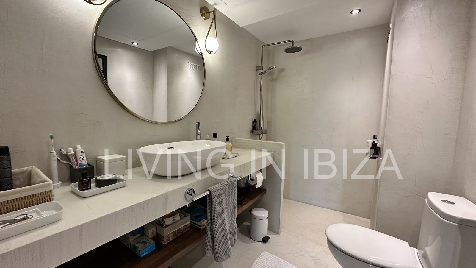 ALQUILER ANUAL / larga duración, ÁTICO JADE en Santa Eulalia del Río (Ibiza). Piscina y jardín comunitarios, plaza de aparcamiento